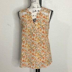 137- Fortune + Ivy NWOT Yellow Floral Sleeveless V-Neck Top, Size Medium.